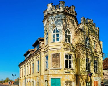 Batı Letonya'da Kurzeme'deki Kuldiga'da mimari yapı. Eskiden adı Goldingen'di..