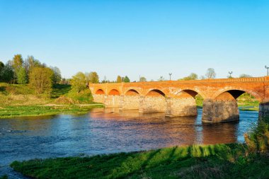 Batı Letonya'da Kurzeme Kuldiga Ventas Rumba şelalede Köprü. Şehrin adı Goldingen'di..