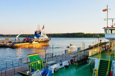 Litvanya Klaipeda Limanı'nda kuru yük taşıyıcı, Baltık denizinde Doğu Avrupa ülkesi. Romantik gün batımında