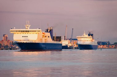 Büyük yolcu feribotları Litvanya Klaipeda Limanı'nda gemi, Baltık deniziüzerinde Doğu Avrupa ülkesi. Romantik gün batımında