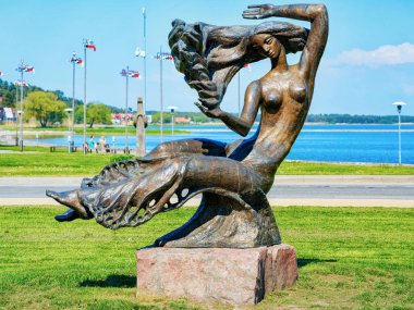 Litvanya'da Curonian Spit Baltık Denizi'nde Neringa Klaipeda yakınlarındaki Nida tatil kasabasında bir kadının bronz heykel.