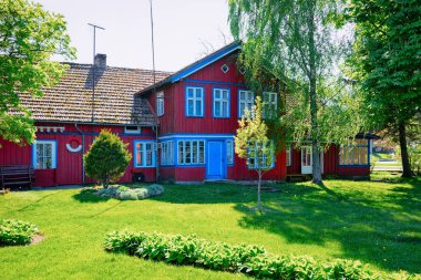 Baltık Denizi'nde Neringa Klaipeda yakınlarındaki Nida tatil kasabasında Ev mimarisi ve Litvanya Curonian Spit.