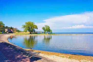Baltık Denizi'nde Neringa Klaipeda yakınlarındaki Nida tatil kasabası ve Litvanya Curonian Spit.