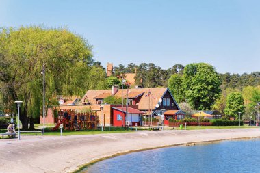 Baltık Denizi'nde Neringa Klaipeda yakınlarındaki Nida tatil kasabası ve Litvanya Curonian Spit.
