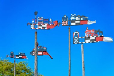 Neringa Klaipeda yakınlarındaki Nida tatil kasabasında Weathercocks, Curonian Spit ve Baltık Denizi, Litvanya.