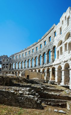 Pula, Hırvatistan - 29 Ağustos 2013: Pula, Istria, Hırvatistan'da amphiteater. Roma arenası