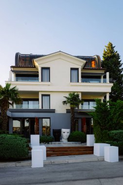 Pula, Hırvatistan - 29 Ağustos 2013: Pula'da bina, Hırvatistan'da akşam