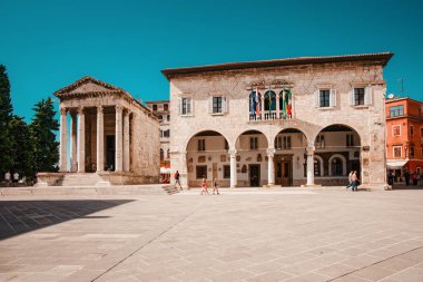 Pula, Hırvatistan - 29 Ağustos 2013: Pula'daki Forum meydanında Augustus Tapınağı, Hırvatistan