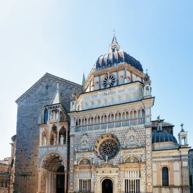 İtalya'da Lombardiya'daki Bergamo'nun Citta Alta'sındaki Santa Maria Maggiore Bazilikası. Bu eski şehrin adı Yukarı Şehir..