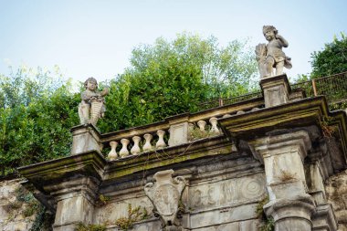 İtalya'nın Lombardiya'sındaki Bergamo'nun Citta Alta'sındaki Santa Maria Maggiore Bazilikası'nın kapısında bulunan figürler. Bu eski şehrin adı Yukarı Şehir..