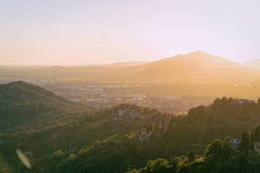 İtalya'da Lombardiya'da Bergamo tepeleri ve Aşağı Şehir Bergamo manzarası. Gün batımında