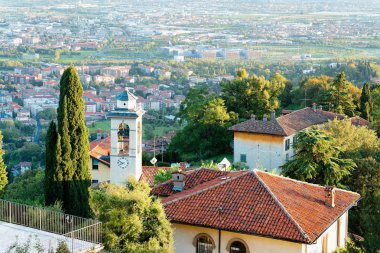 İtalya'da Lombardiya'da Bergamo tepeleri ve Aşağı Şehri Bergamo manzarası.