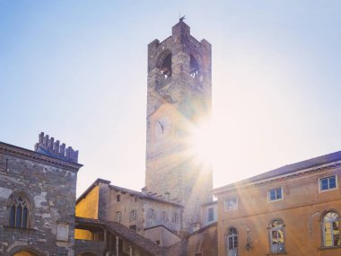 İtalya'nın Lombardiya'daki Piazza Vecchio'daki Bergamo'daki Citta Alta'daki Santa Maria Maggiore Bazilikası'nın Campanone'sinde gün doğumu. Bu eski şehrin adı Yukarı Şehir..