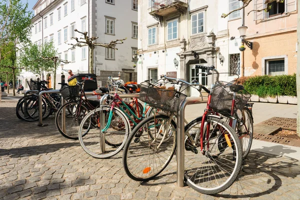 Ljubljana Szlovénia Április 2018 Kerékpárok Parkolnak Ljubljanai Utcán Szlovéniában — Stock Fotó