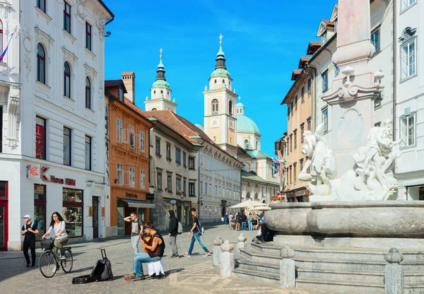 リュブリャナ スロベニア 2018 スロベニアのリュブリャナの旧市街にあるロバの噴水の人々 背景の大聖堂 — ストック写真