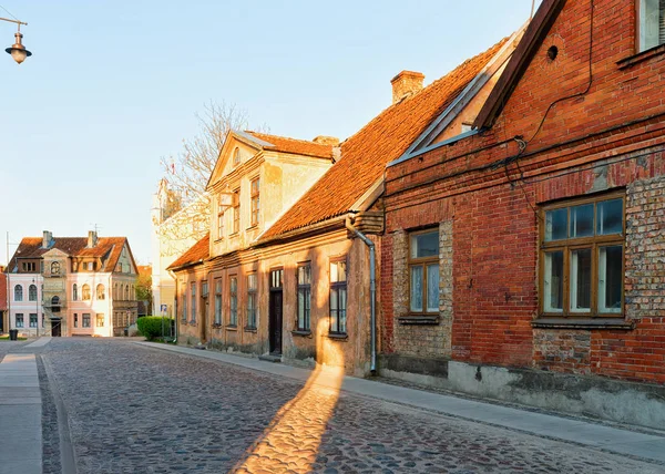 ラトビア西部クルゼメのクルディガのストリートアーキテクチャ かつてはゴールディンゲンと呼ばれていた — ストック写真