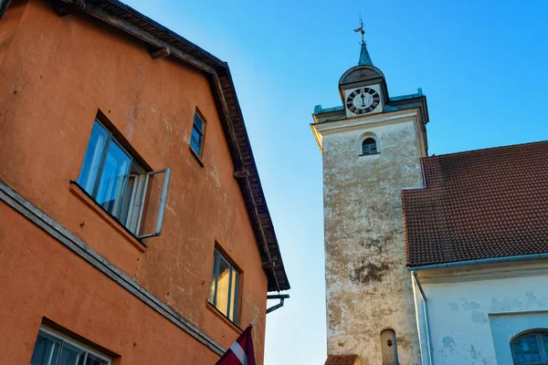 Torre Del Reloj Iglesia Santísima Trinidad Kuldiga Kurzeme Letonia Occidental — Foto de Stock