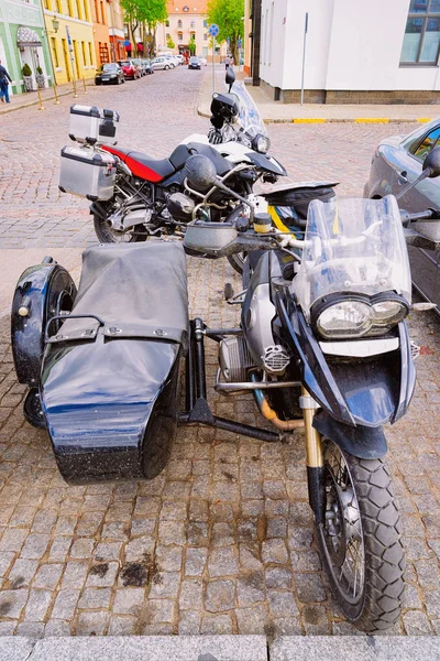Motocykl Bocznym Samochodem Ulicy Kłajpedy Litwie Kraj Wschodnioeuropejski Morzu Bałtyckim — Zdjęcie stockowe