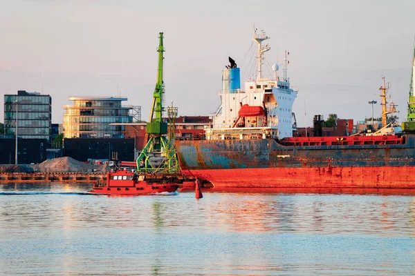 Navios Guindastes Porto Klaipeda Lituânia País Europa Oriental Mar Báltico — Fotografia de Stock