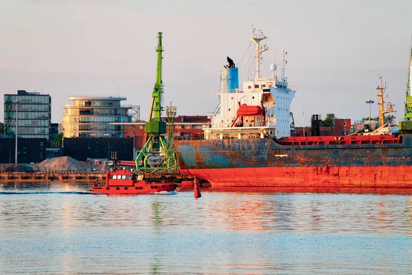 Litvanya Klaipeda Limanı'nda Gemi ve vinçler, Baltık denizinde Doğu Avrupa ülkesi
