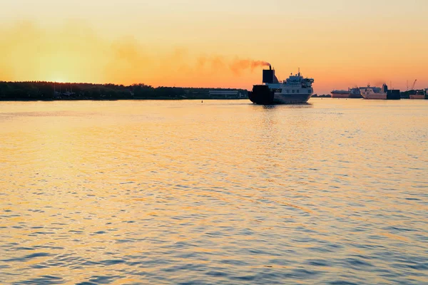大型客渡船在立陶宛的克莱佩达港 东欧国家在波罗的海 在浪漫的日落 — 图库照片