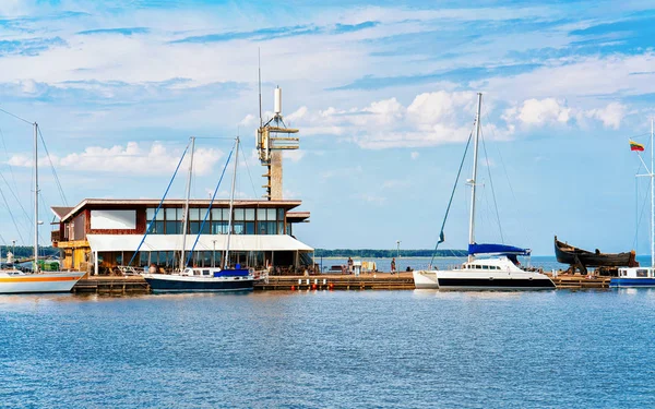 Litvanya Baltık Denizi'nde Curonian Spit Üzerinde Neringa Klaipeda yakınlarındaki Nida kasabasında Liman.