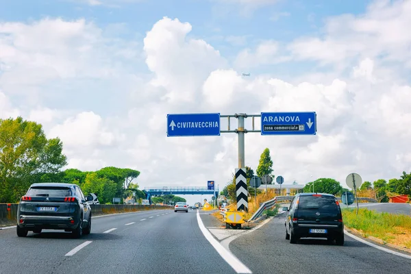 Civitavecchia Italien September 2017 Bilar Och Blå Trafikskyltar Till Civitavecchia — Stockfoto