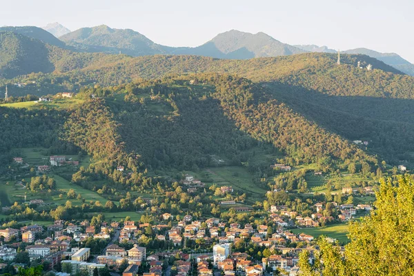 意大利伦巴第大区贝尔加莫山和贝加莫下城的风景 — 图库照片
