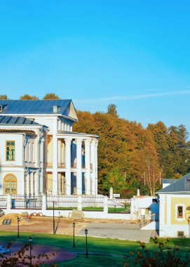 Rusya'da Moskova yakınlarındaki Podolsk şehrindeki Dubrovitsy'deki Golitsyn Sarayı. Manzara
