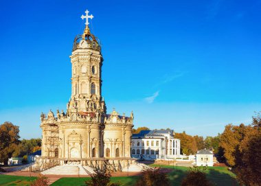Rusya'da Moskova'da Podolsk kentinde Dubrovitsy Rus Kilisesi. Peyzaj ve kilise
