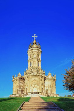 Rusya'da Moskova yakınlarındaki Podolsk kentinde Dubrovitsy Rus Kilisesi. Peyzaj ve kilise