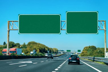 İtalya'da yolda araba ve boş yeşil trafik işaretleri