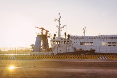 İtalya'nın Civitavecchia Limanı'nda Akdeniz'de büyük gemi. Gün batımında