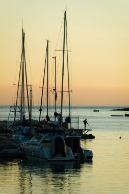 Pula, Hırvatistan Adriyatik Denizi'nde Marina Tekneler. Gün batımında