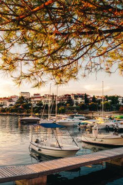 Pula, Hırvatistan'daki Adriyatik Denizi'nde Marina. Gün batımında