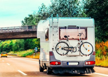 Rv Camper Araba yolda bisiklet ile. İsviçre'de gezi karavan ve motorhome.