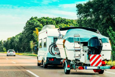 Rv Camper Araba yolda motorlu tekne ile. İsviçre'de gezi karavan ve motorhome.