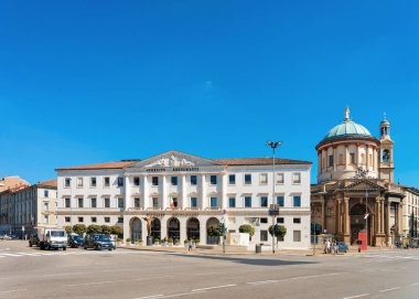 Bergamo, İtalya - 22 Ağustos 2016: İtalya'nın Lombardiya eyaletindeki Largo Porto Nuova'da Credito Bergamasco ve Santa Maria Immacolata delle Grazie Kilisesi