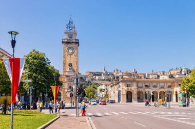 Bergamo, İtalya - 22 Ağustos 2016: İtalya'nın Lombardiya eyaletindeki Bergamo'nun Aşağı Şehrindeki Memorial Tower ve Porto Nuova Caddesi