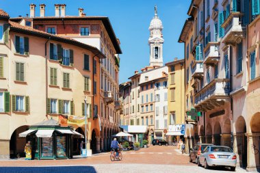 Bergamo, İtalya - 22 Ağustos 2016: İtalya'nın Lombardiya eyaletindeki Bergamo'nun aşağı şehrindeki Via Sant Alessandro Caddesi