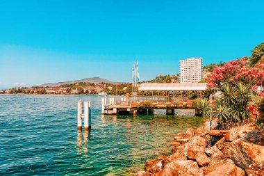 Montrö, İsviçre - 28 Ağustos 2016: Montrö'deki Cenevre Gölü'ndeki İskele, İsviçre Rivierası