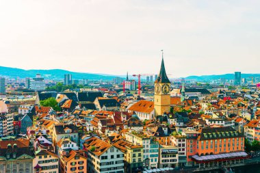 Zürih, İsviçre - 2 Eylül 2016: St Peter Kilisesi ve İsviçre 'nin Zürih kentindeki Limmatquai' deki çatılar.