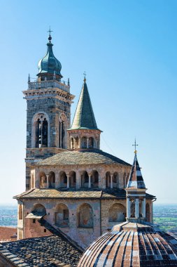 İtalya'nın Lombardiya'sındaki Bergamo'daki Citta Alta'daki Santa Maria Maggiore Bazilikası. Bu eski şehrin adı Yukarı Şehir..