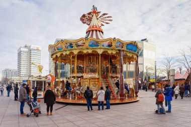 Berlin, Almanya - 10 Aralık 2017: Winter Berlin, Almanya'da Alexanderplatz'daki Noel Pazarında Carousel. Çarşıda El Sanatları Öğeleri ile Advent Fuar Dekorasyon ve Tezgahlar.