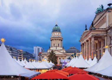 Berlin, Almanya - 12 Aralık 2017: Winter Berlin, Almanya Gendarmenmarkt meydanında Noel Pazarı. Çarşıda El Sanatları Öğeleri ile Advent Fuar Dekorasyon ve Tezgahlar.