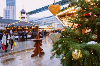 Berlin, Almanya - 11 Aralık 2017: Kış Berlin'deki Kaiser Wilhelm Memorial Kilisesi'nde Noel Pazarı'nda Noel Ağacı, Almanya. Advent Fuarı Dekorasyon ve Tezgahlar Çarşı üzerinde El Sanatları Öğeleri ile