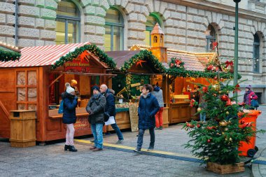 Berlin, Almanya - 12 Aralık 2017: Kış Berlin'deki Mitte'deki Opernpalais'te Noel Pazarında Noel Ağacı, Almanya. Çarşıda El Sanatları Öğeleri ile Advent Fuar Dekorasyon ve Tezgahlar.