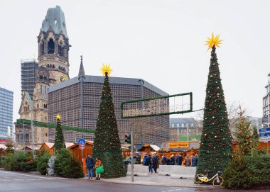 Berlin, Almanya - 11 Aralık 2017: Almanya'da Winter Berlin'deki Kaiser Wilhelm Memorial Kilisesi'nde Noel Ağaçları. Advent Fuarı Dekorasyon ve Tezgahlar Çarşı üzerinde El Sanatları Öğeleri ile