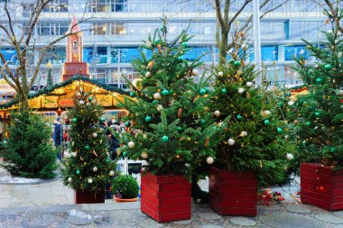 Berlin, Almanya - 11 Aralık 2017: Winter Berlin, Almanya'daki Kaiser Wilhelm Memorial Kilisesi'nde Noel Ağaçları. Çarşıda El Sanatları Öğeleri ile Advent Fuar Dekorasyon ve Tezgahlar.