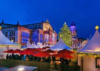 Berlin, Almanya - 13 Aralık 2017: Winter Berlin, Almanya'da Gendarmenmarkt Meydanı'nda Gece Noel Pazarı. Çarşıda El Sanatları Öğeleri ile Advent Fuar Dekorasyon ve Tezgahlar.